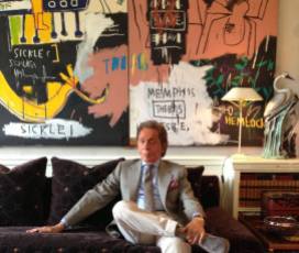 Valentino Garavani con l'opera di Jean-Michel Basquiat